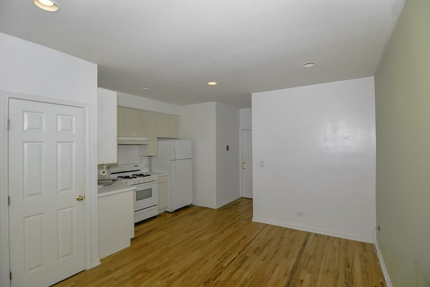 Building Photo - 909 W Dakin