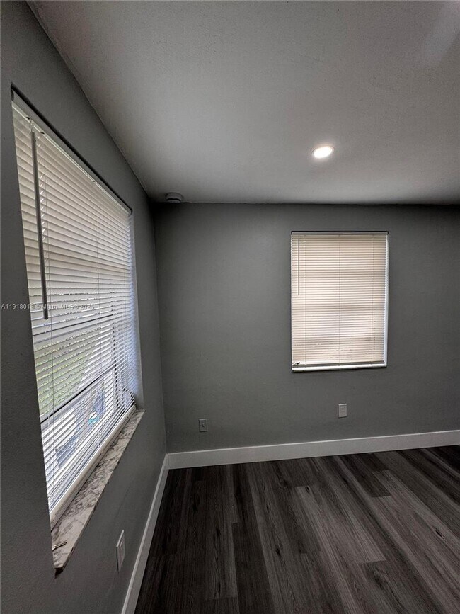 Building Photo - 3033 NW 32nd St