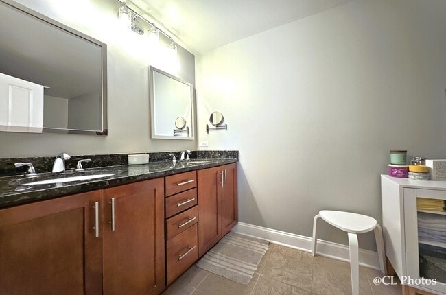 Building Photo - 500 N Damen Ave