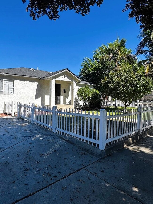 Building Photo - Newly Renovated 2 Bed, 1 Bath Home with Ap...