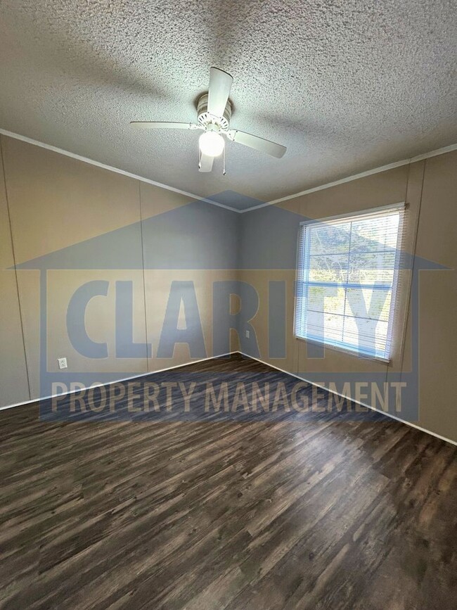 Building Photo - Three bedroom, single level home in Old Fo...