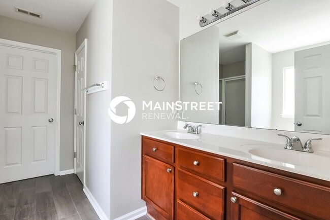 Building Photo - 4 Bedroom Pet-Friendly Home in Fuquay-Varina, NC with Main Street Renewal