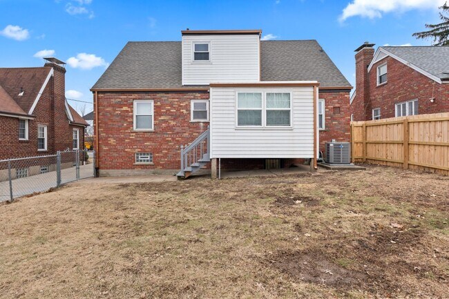 Building Photo - 5807 Columbia Ave