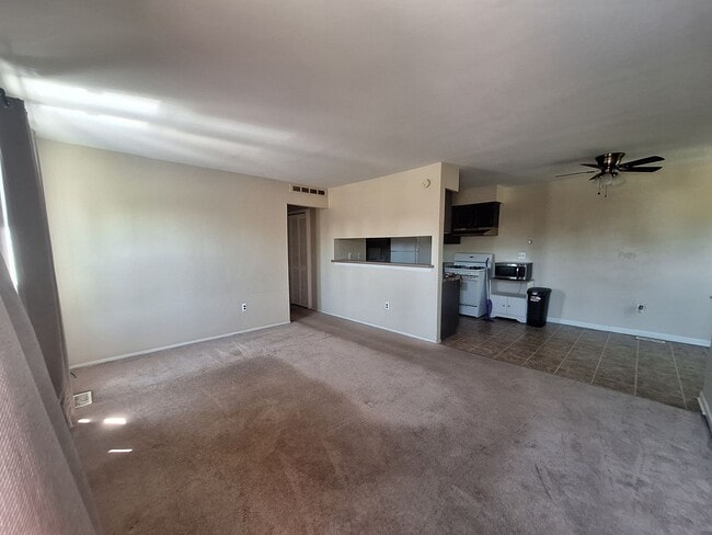 Building Photo - Brick 2 bedroom condo near the water