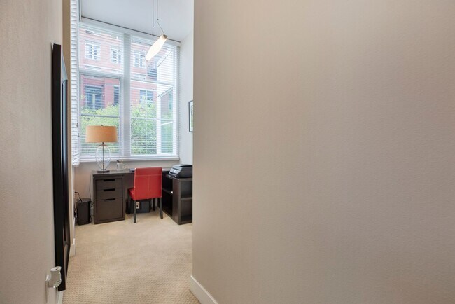 Building Photo - Modern Townhome Living in the Heart of Dow...
