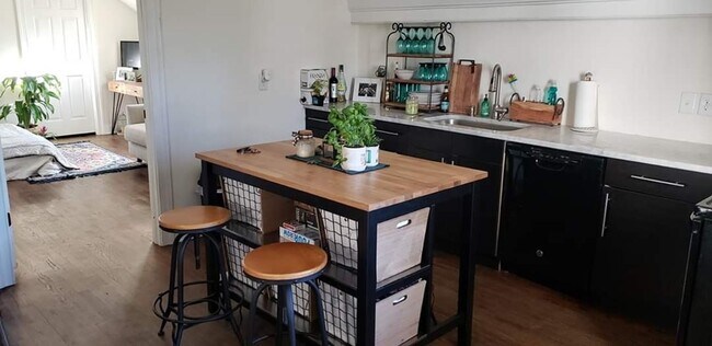 Building Photo - Luxurious 1 Bed / 1 Bath Haven with a Serene Deck & Elegant Hardwood Floors - Prime Location in V...