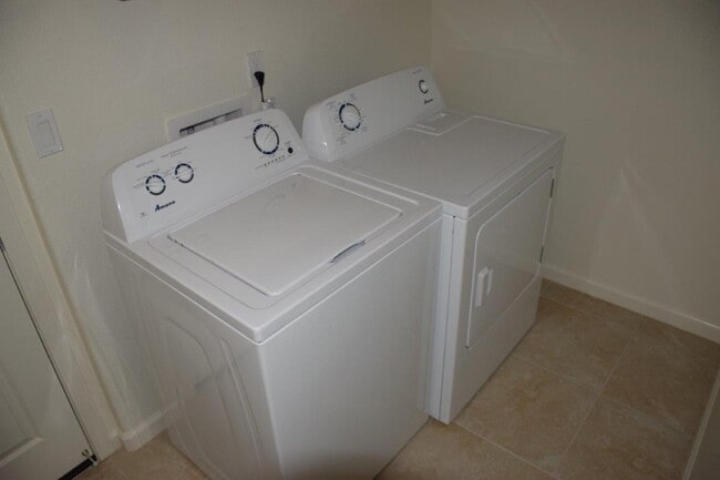 Building Photo - Beautiful Riverpark Home With All Appliances And PET FRIENDLY!