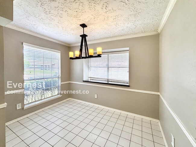 Building Photo - Stunning 3 Bed, 2.5 Bath Home with Modern ...
