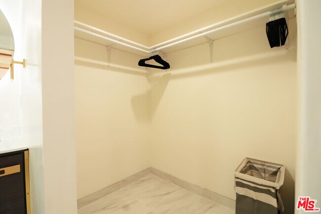 Building Photo - 9042 Phyllis Ave