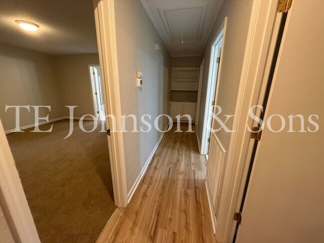 Building Photo - Charming 3 Bedroom Home Near Country Club ...