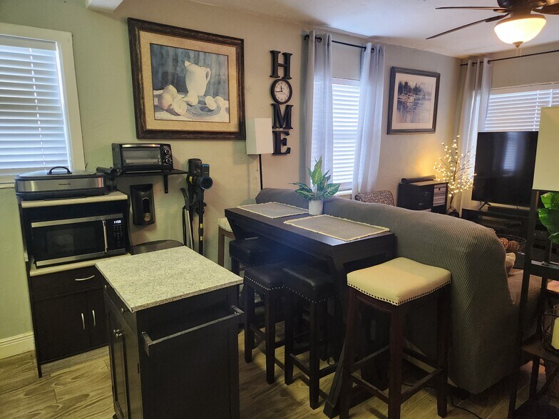 kitchen area - 1845 Pembroke Rd