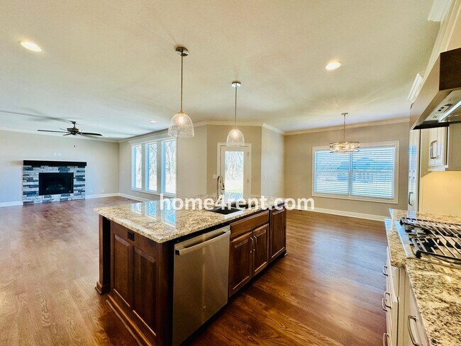 Building Photo - Nearly New Luxury Home in Blue Valley Schools!