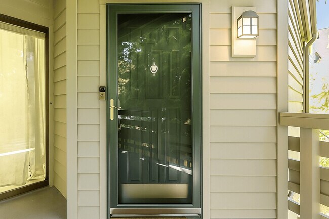 Building Photo - 1264 Bellevue Way NE