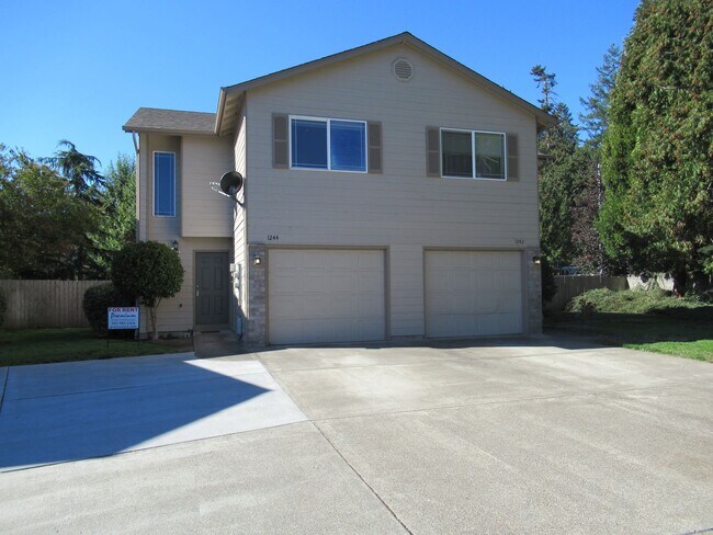 Primary Photo - Large Three Bedroom Duplex in Keizer