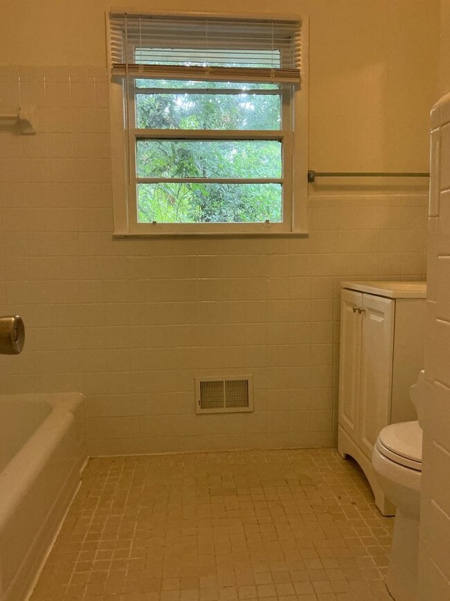 Building Photo - 3 bedroom 2 bathroom house conveniently lo...