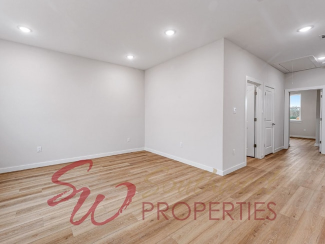 Building Photo - Gorgeous 3 bedroom townhome with a quick, easy walk to TSU campus!