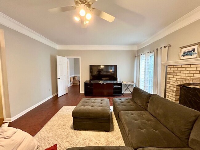 Building Photo - 5 Milestone Manor Ct