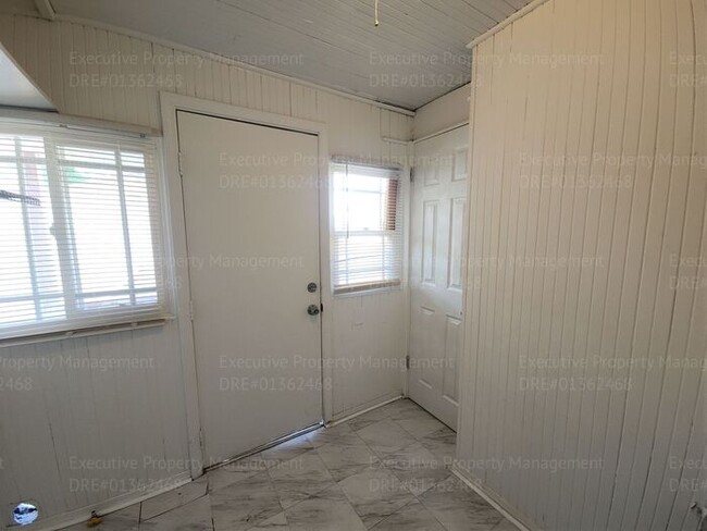 Building Photo - Move in ready. 3 bedrooms/ 1.5 bath, yard,...