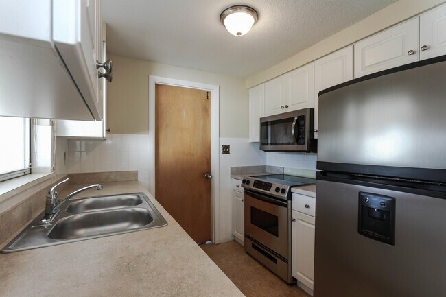 Building Photo - 3244 Pinetree St