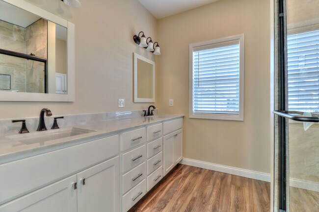 Building Photo - 1608 E Vernon Dr