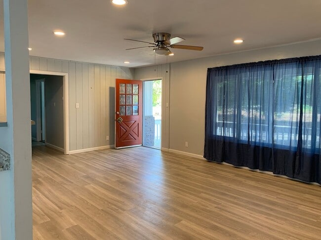 Building Photo - Beautifully upgraded interior, one dog considered.