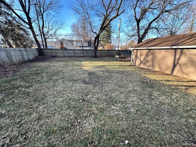 Building Photo - Beautiful House in Picadome! Off-Street Parking, W/D, Breakfast Bar, Deck, Fenced Backyard!