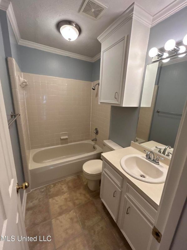Building Photo - 204 Foxwood Cove