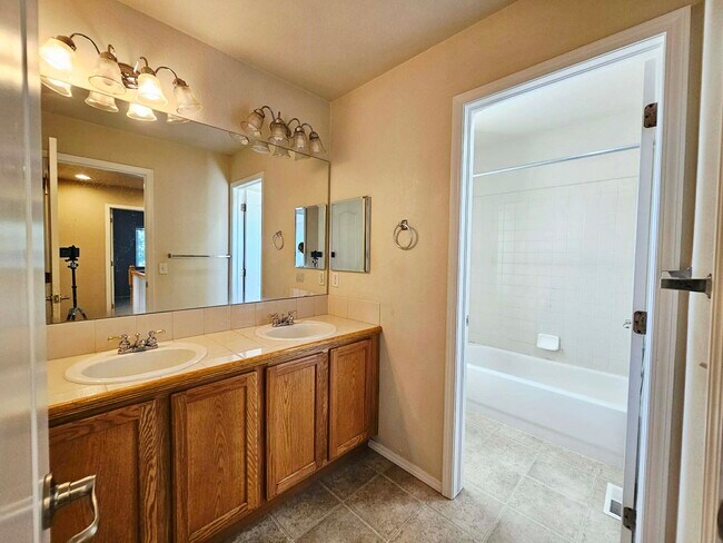 Building Photo - 6834 Cool Spring Way
