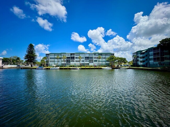 Building Photo - 2741 Taft St