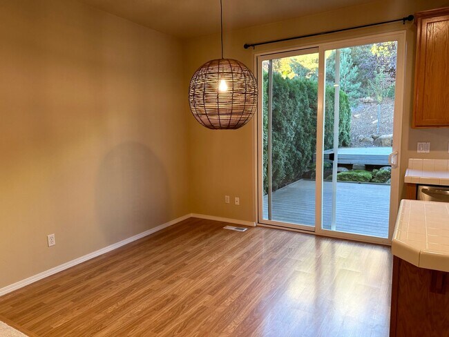 Building Photo - Beautiful 3 Bedroom Townhouse in West Linn!