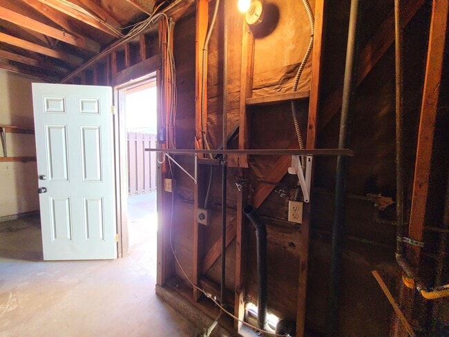 Building Photo - $500 MOVE-IN CREDIT w/Approved 675+ Credit...