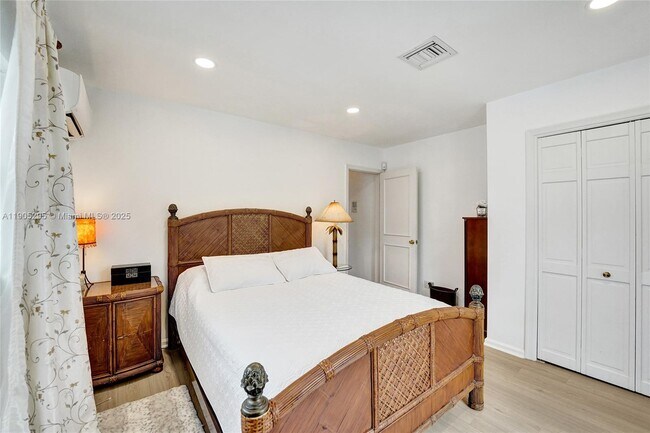 Building Photo - 2889 NE 35th St