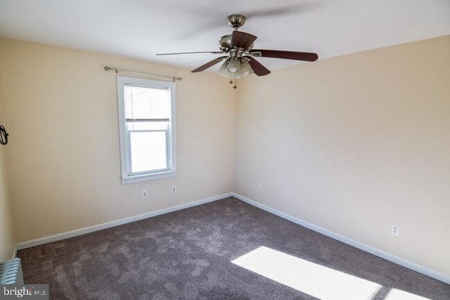 Building Photo - 1071 W Bristol Rd