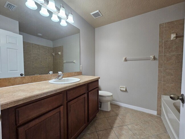 Building Photo - Seven Oaks 2/2.5 Townhouse