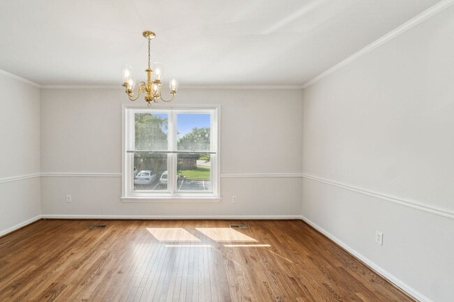 Building Photo - Wonderful, 4 level Arlington Brick townhome!