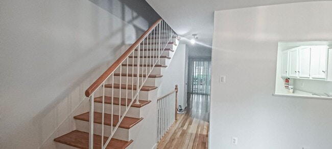 Building Photo - Sunlit 2 Bed 1 Bath, 3 Level Townhome in S...