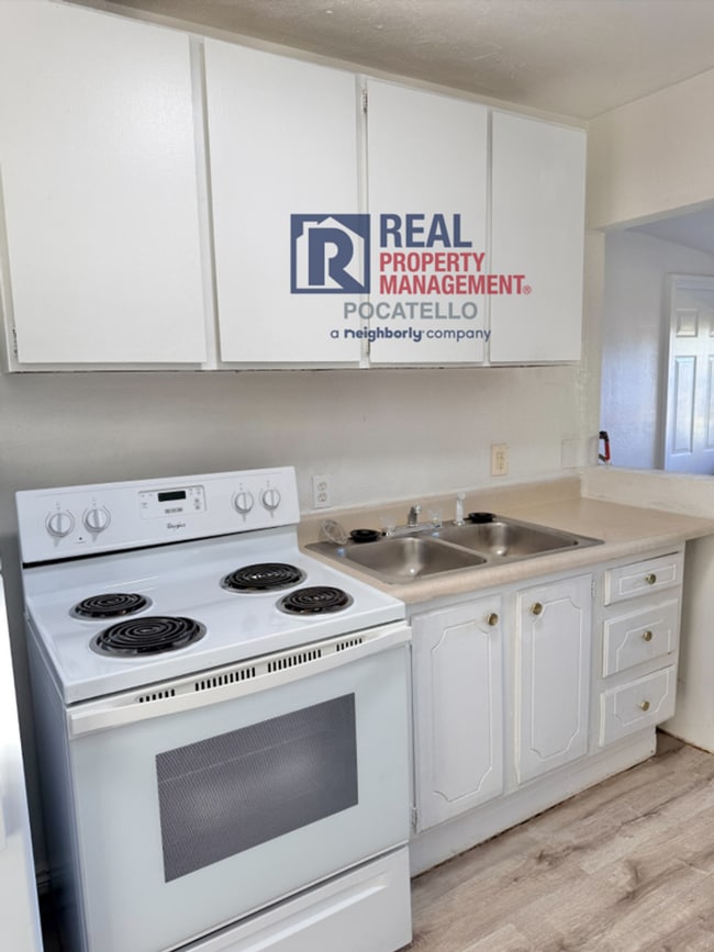 Building Photo - 5 bed 1.5 bath house - Pet Friendly