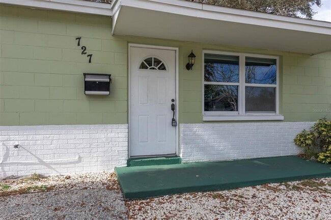 Building Photo - 727 14th St S