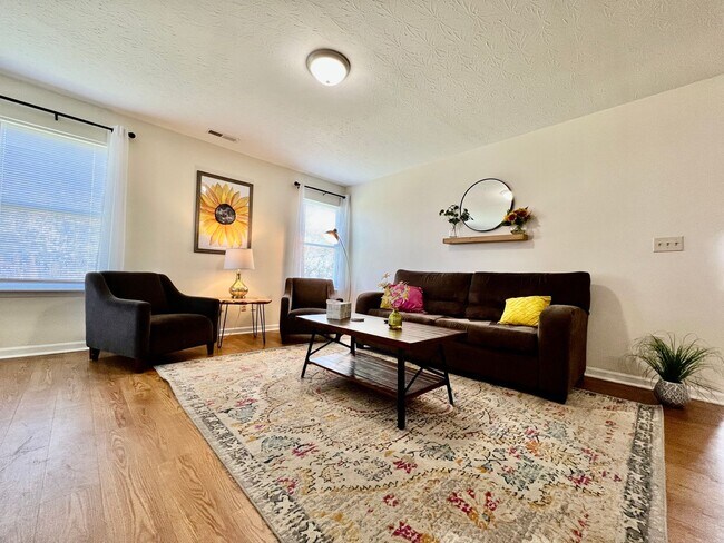 Building Photo - 3 Bedroom 1 Bathroom Attached House