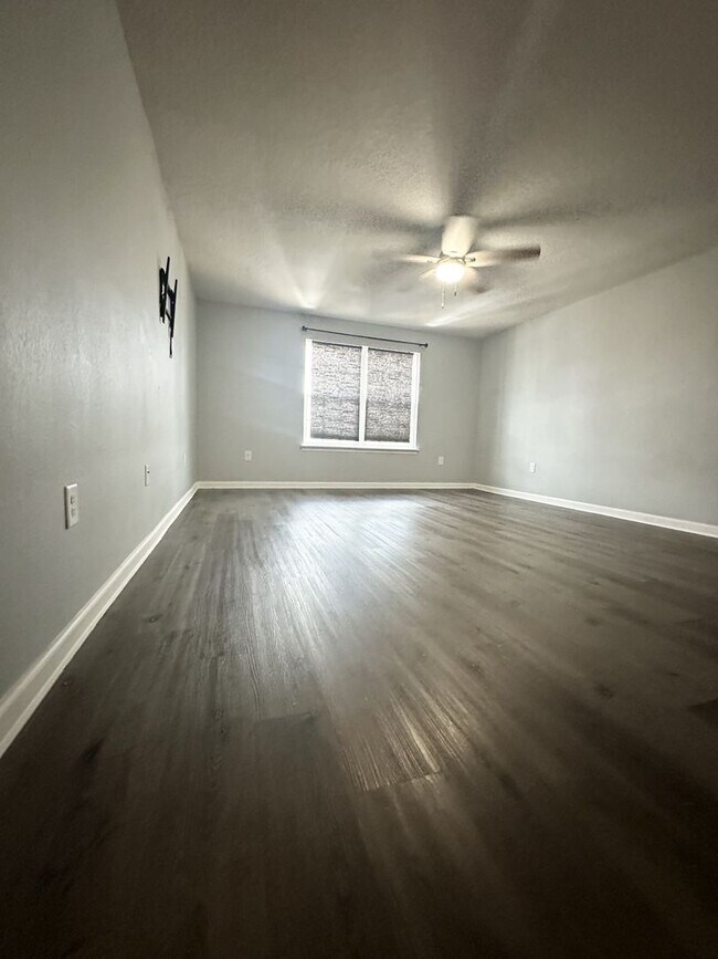 Building Photo - Modern 3-Bedroom Townhome in Gated Communi...