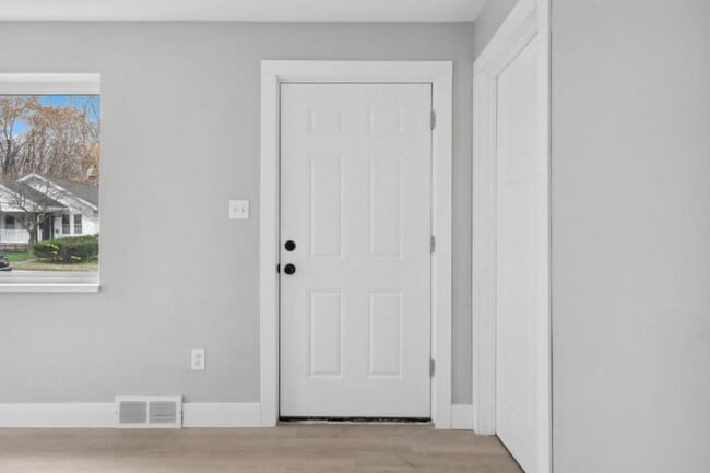 Building Photo - 844 Alverno Ave