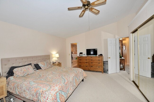 Building Photo - Fairway Golf Course 3 bed 3 bath with basement