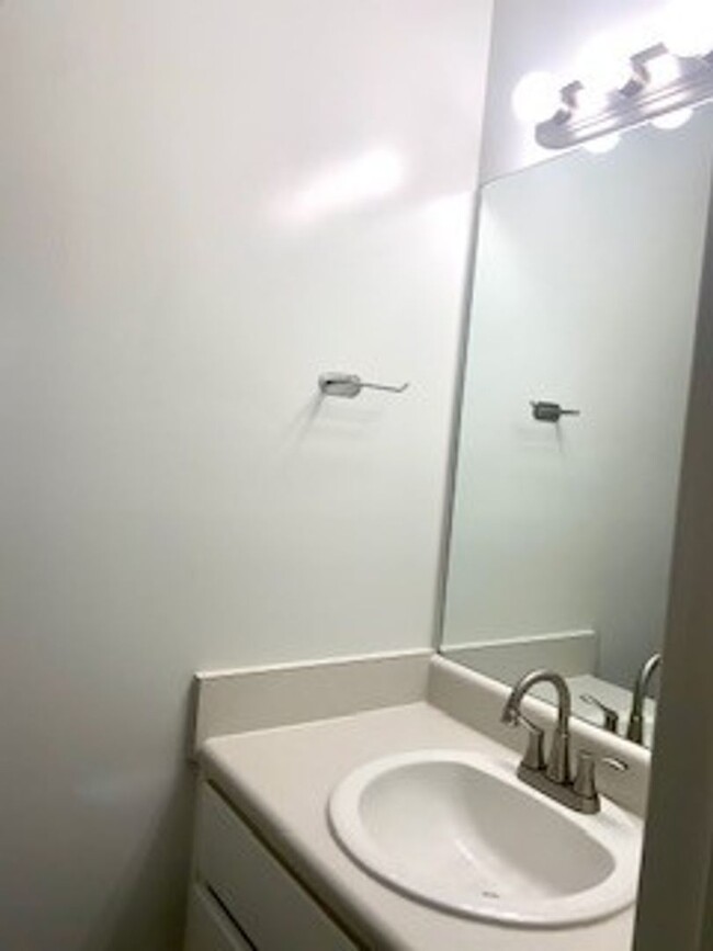 Building Photo - Very cute 2 bedroom 1 1/2 bath town-home c...