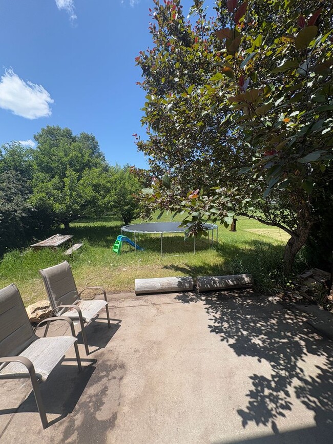 Building Photo - Classic 3 Bedroom 2 Bath Home with Attache...