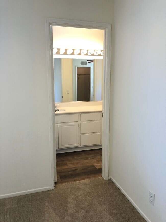 Building Photo - CHARMING 3 BR/2.5 BATH  " TWELVE PICKET LA...