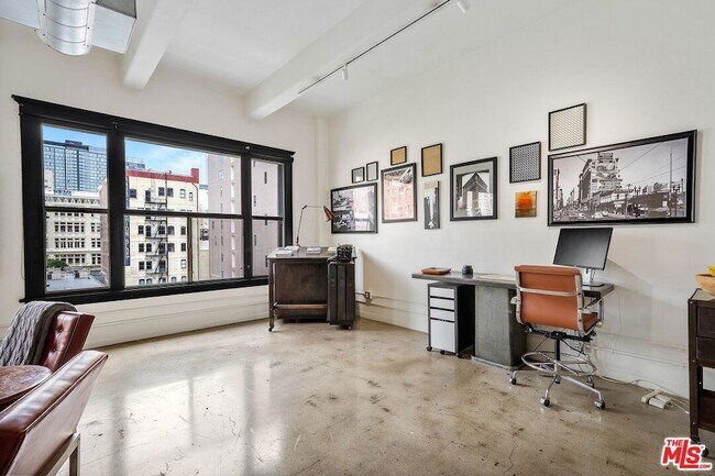 Building Photo - 814 S Spring St