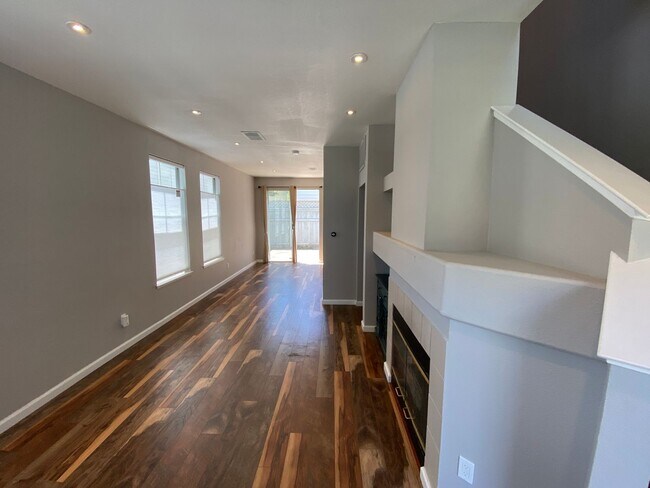 Building Photo - ALMADEN LAKE - Updated townhome with centr...