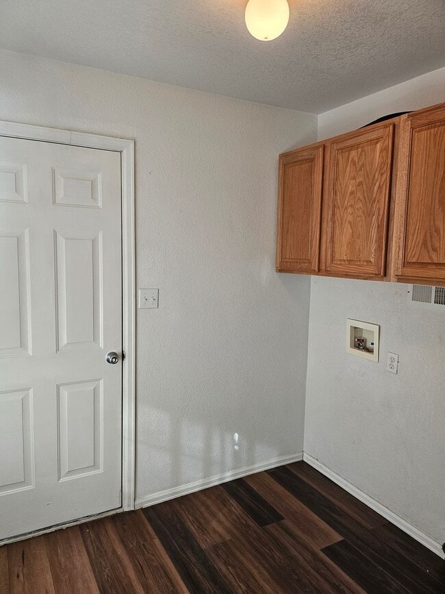 Building Photo - ALL PROSPECTIVE TENANTS MUST SUBMIT A $58 NON-REFUNDABLE APPLICATION FEE PER APPLICANT ONLINE AND...