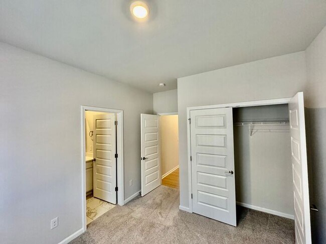 Building Photo - Great Athens location!