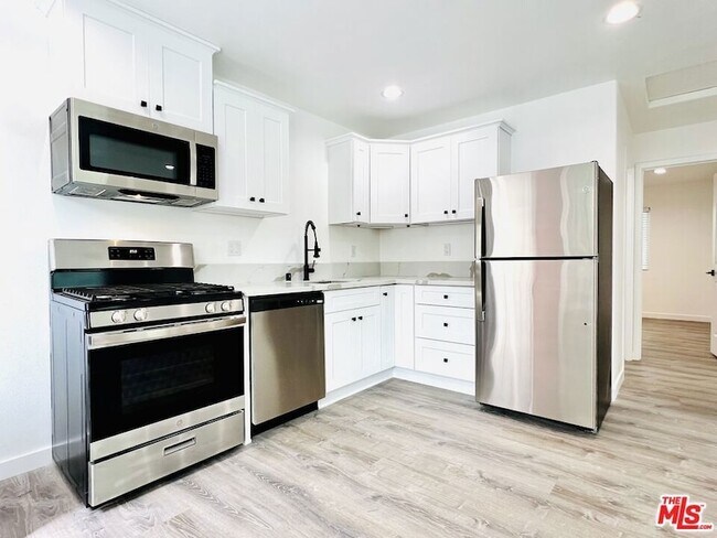 Building Photo - 2628 Beachwood Dr